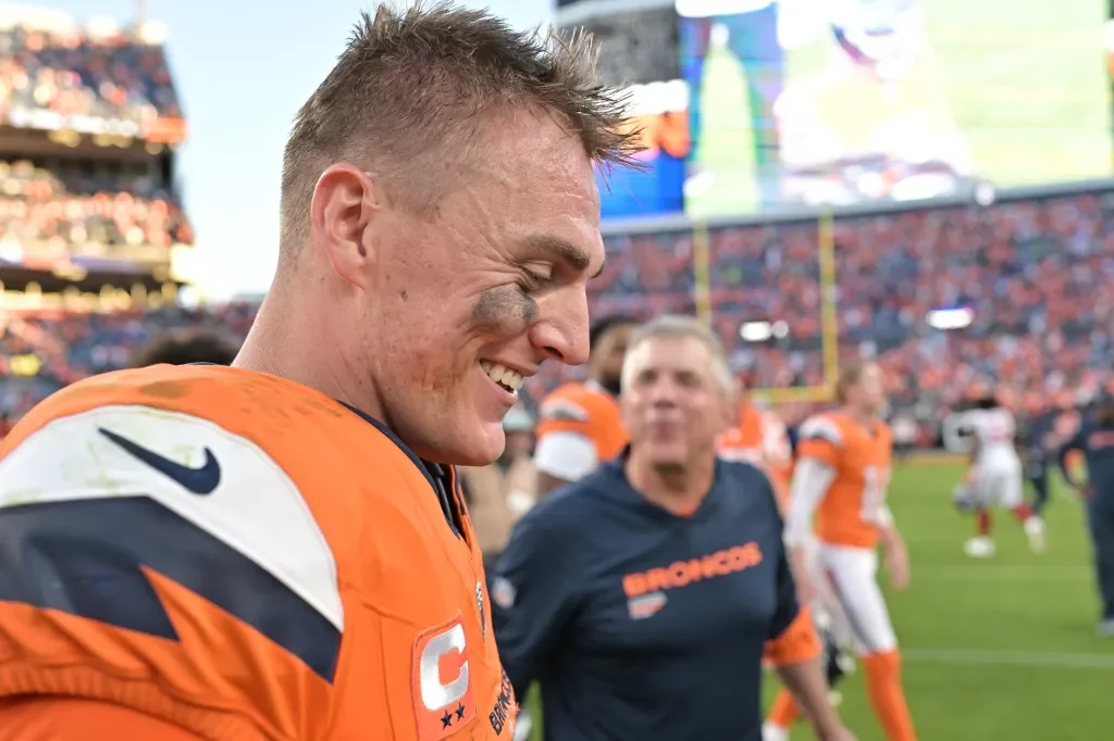 Broncos' Dramatic Fourth-Quarter Comeback Stuns Giants in NFL Week 7