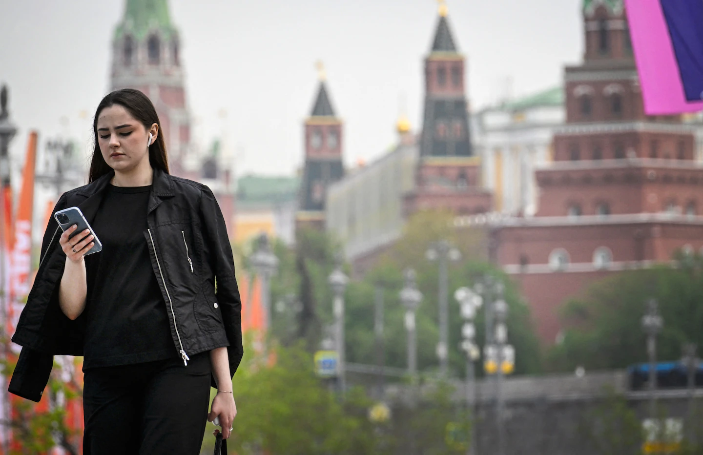 Featured image for Russia tightens internet control by restricting WhatsApp and Telegram calls