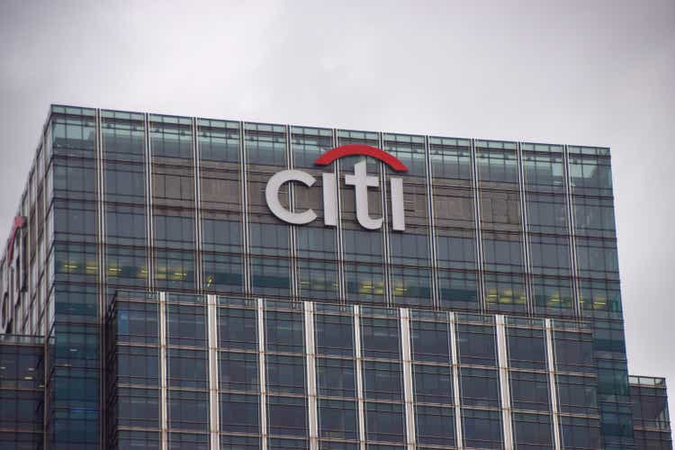 "Warren Buffett Urges Citigroup CEO to Persist with Bank Overhaul"