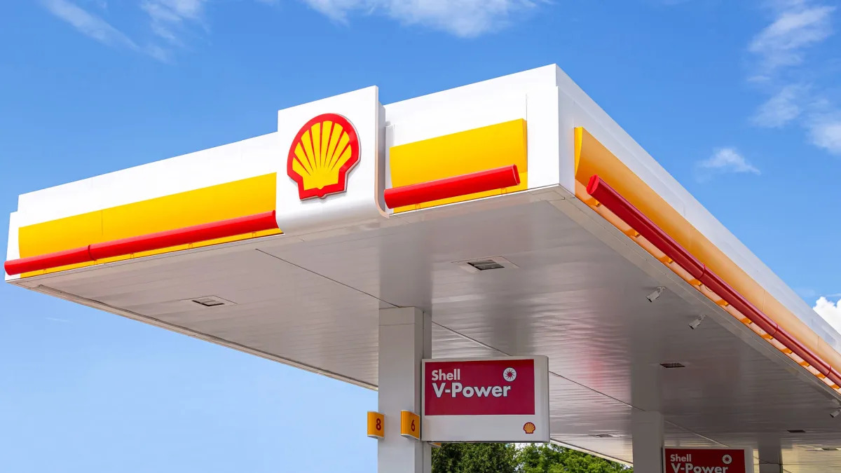 "Shell Station Embraces the Future: Gas Pumps Replaced with Innovative Alternatives"