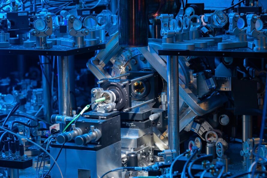 Featured image for Trapped-ion quantum network creates robust quantum memory.