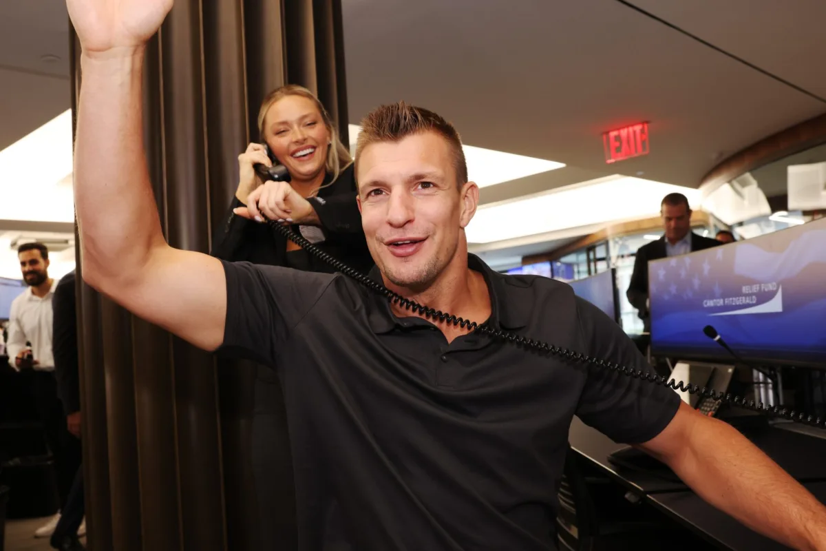 Featured image for Gronkowski's Winning Play: $69K Apple Stock Investment