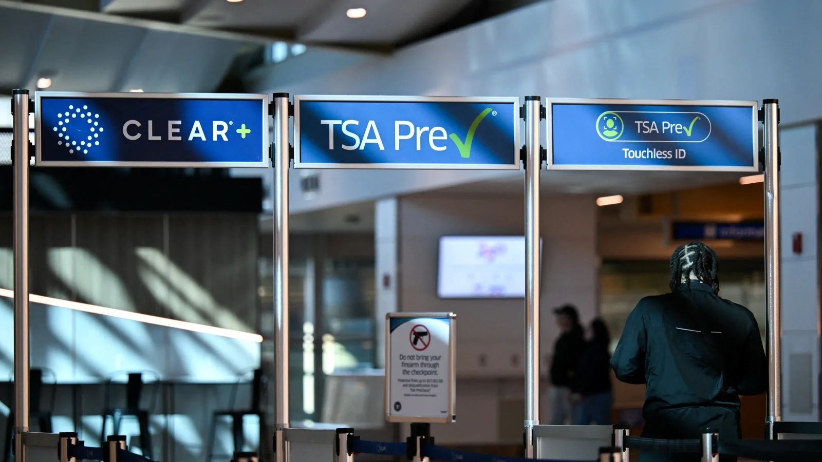 Partial shutdown pushes TSA wait times toward hours as apps go offline