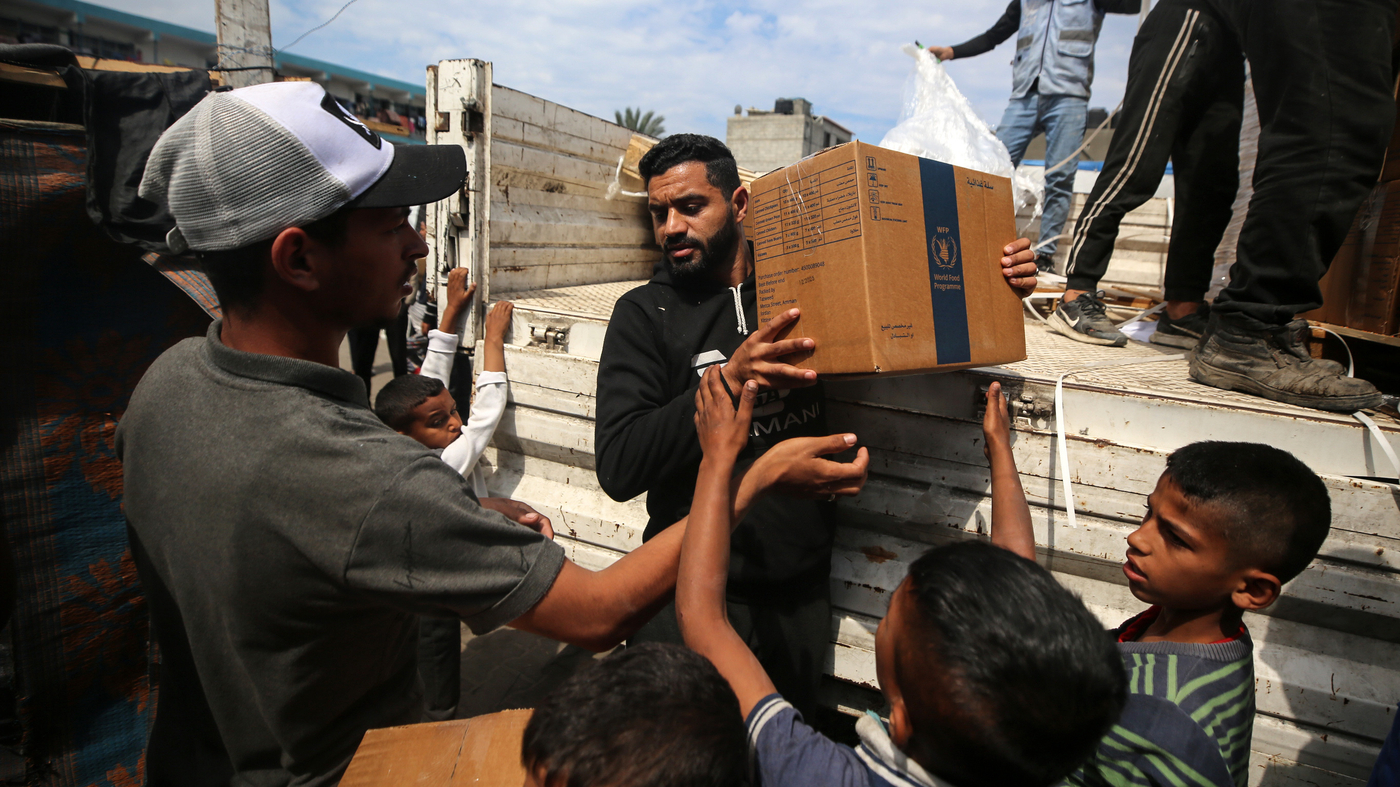 "Gaza Humanitarian Crisis: Aid Stuck at Borders Amid Famine Threat"