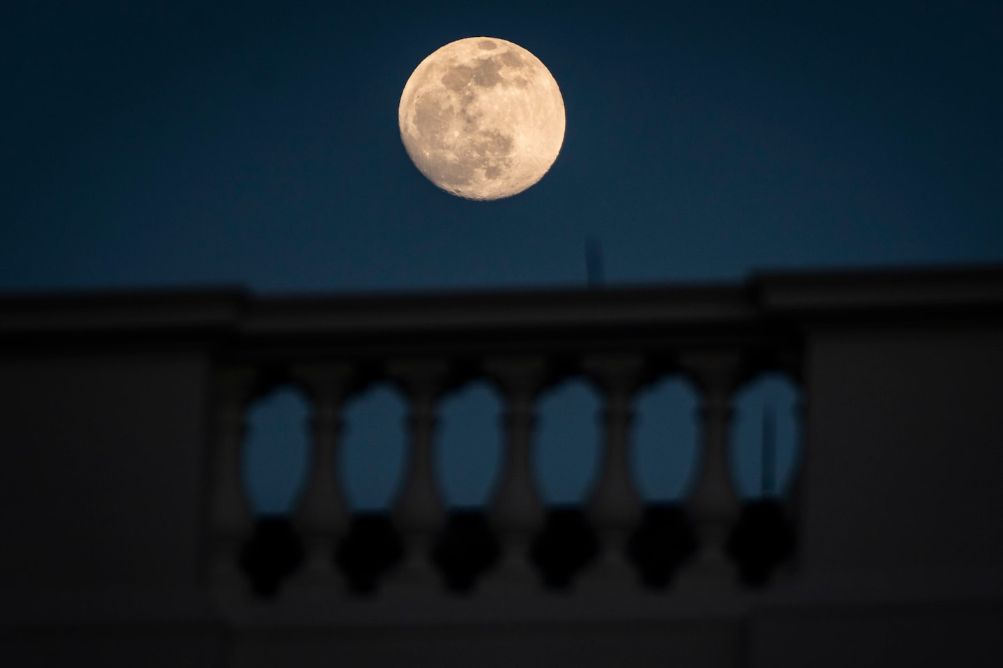 "White House Sets Deadline for NASA to Establish Lunar Time Standard"