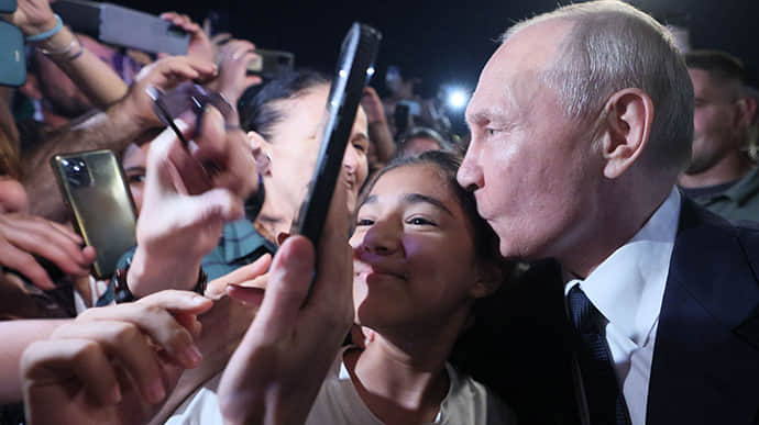"Putin's Surprising Walkabout in Derbent Raises Questions About Covid Concerns"
