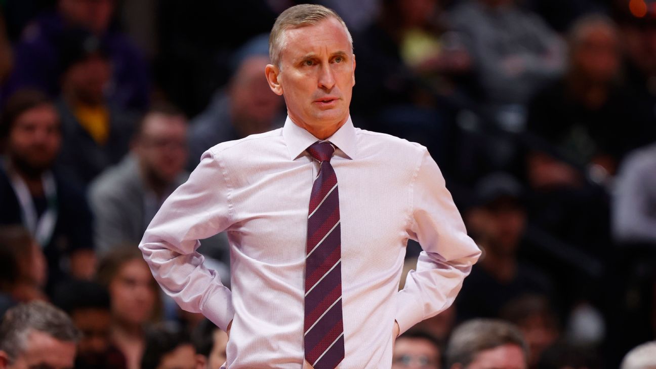 Arizona State extends basketball coach Bobby Hurley's contract through 2025-26 season.