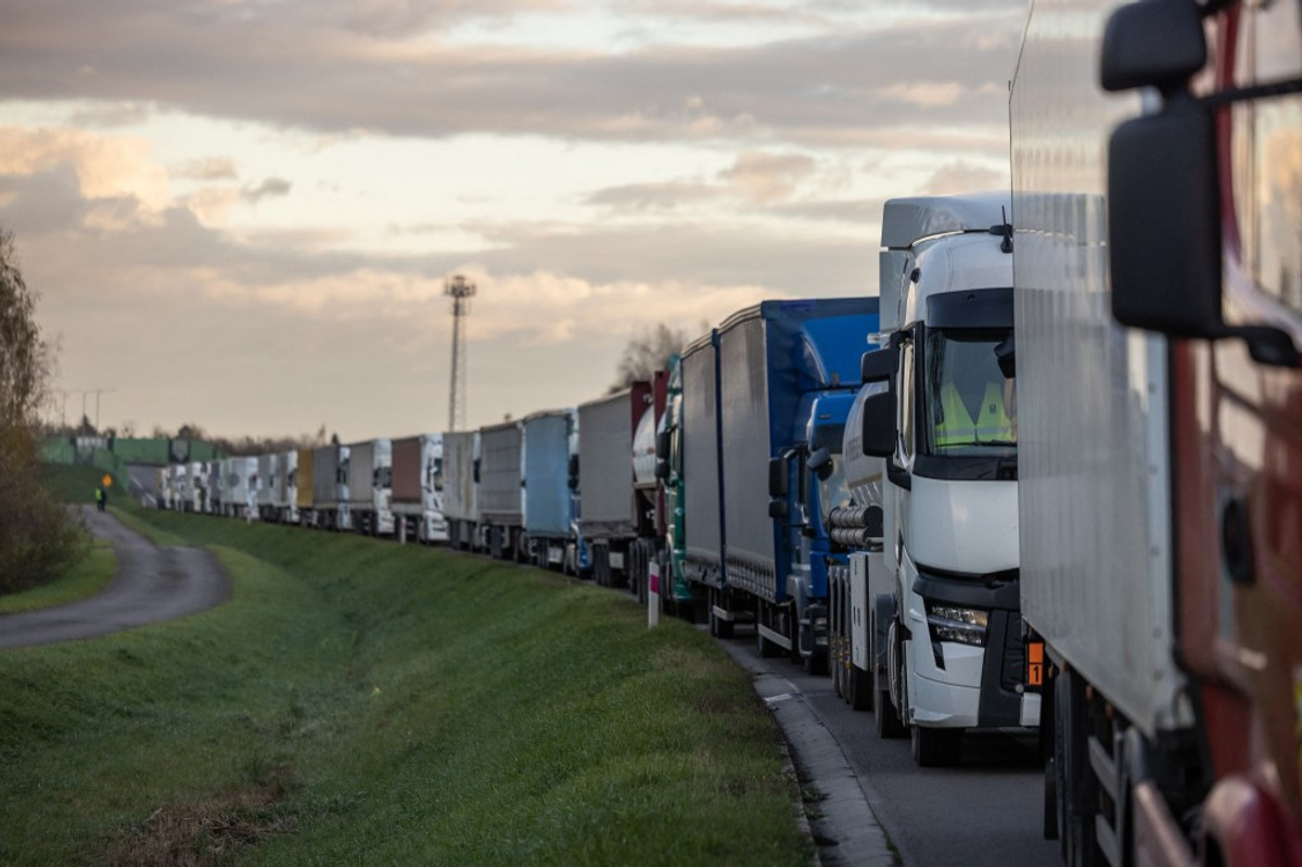 Ukraine-Poland Cargo Crossing Point Reopens After Blockade