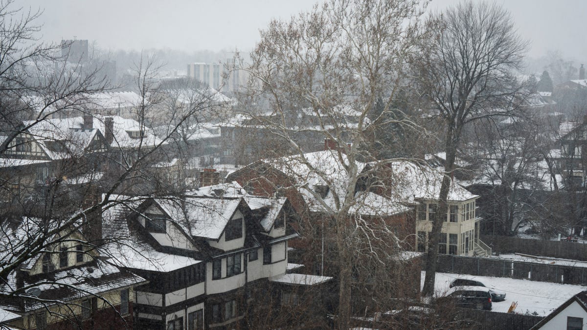 "Chilly Sunday Ahead: Michigan Braces for Snow and Cold"