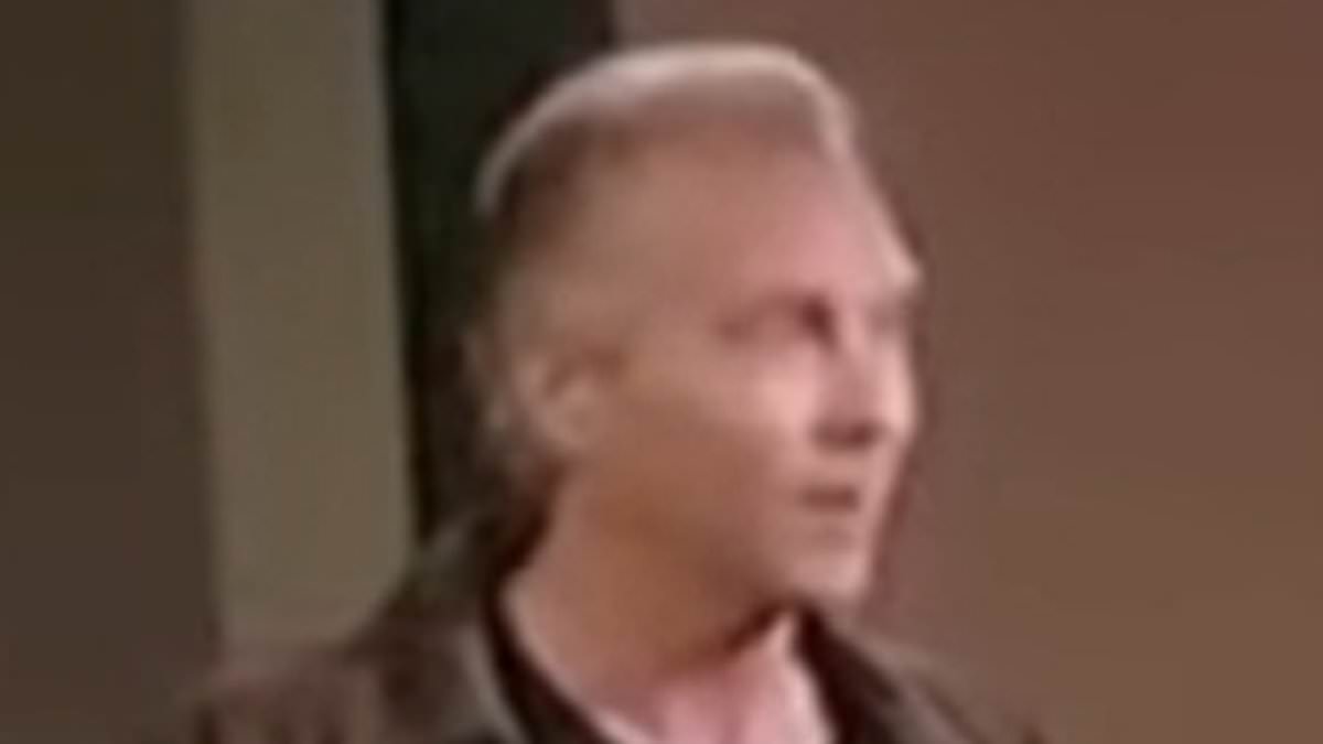 "Seinfeld's 'Crazy Joe Davola' Actor Peter Crombie Dies at 71"