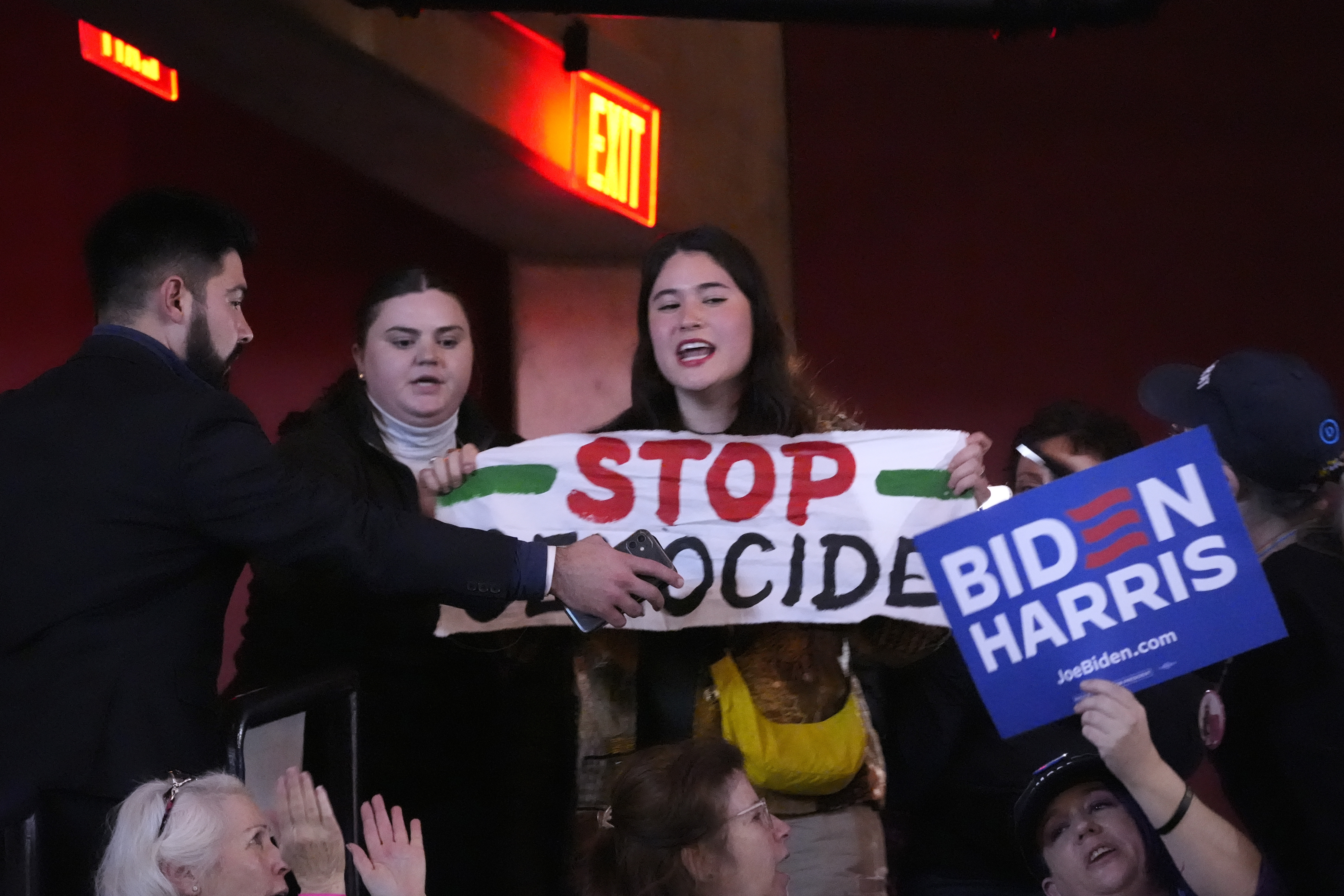 "Biden Faces Repeated Protests Over Abortion Rights and Gaza Handling at Virginia Rally"