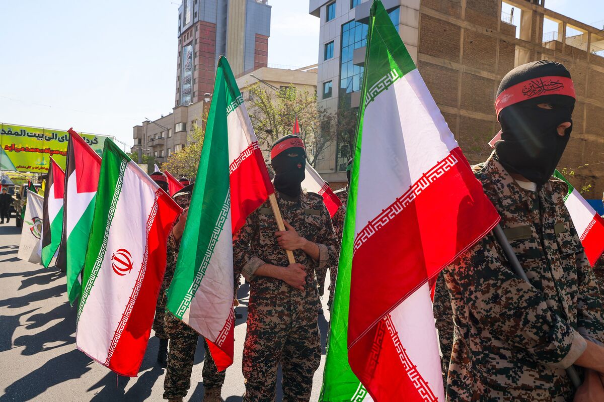 "Escalating Tensions: Iran Warns US as Israel Strikes Iran's Consulate in Syria"