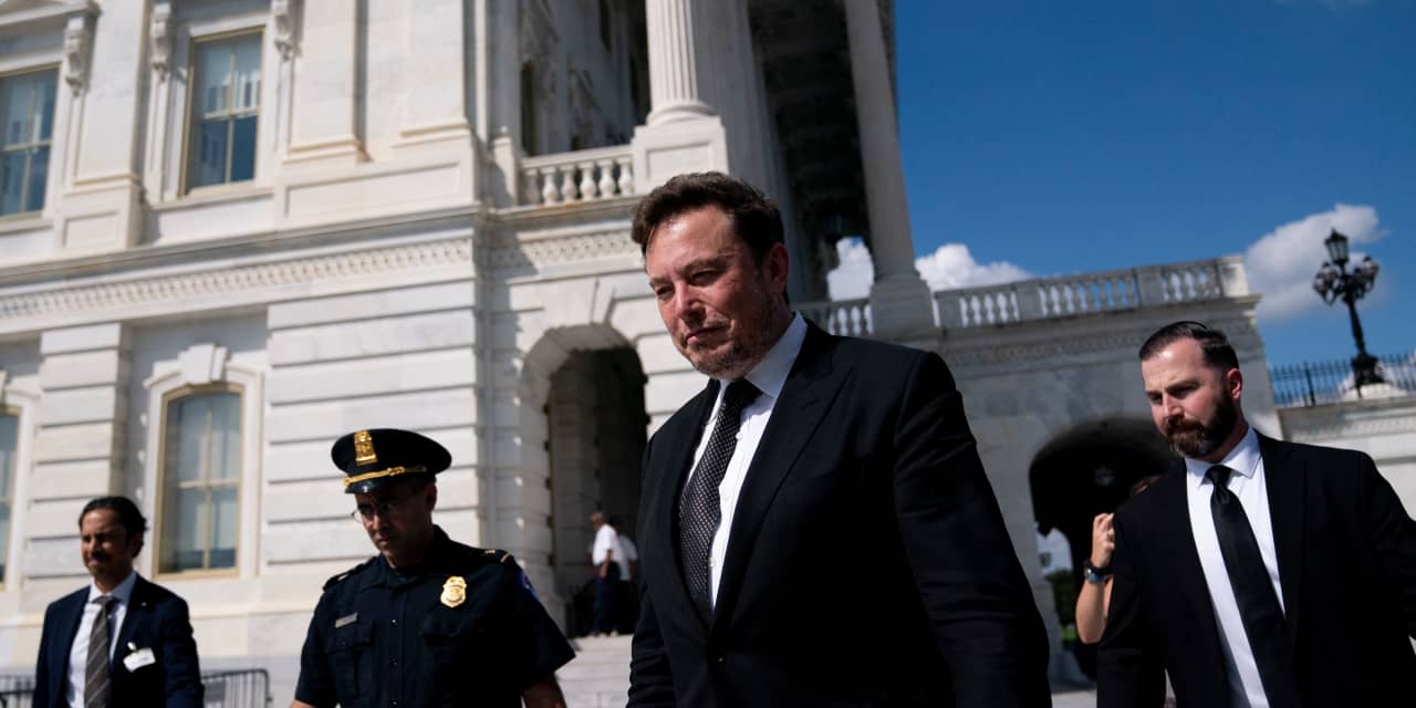 Featured image for SEC Files Lawsuit Against Elon Musk, Demanding Testimony in Twitter Investigation