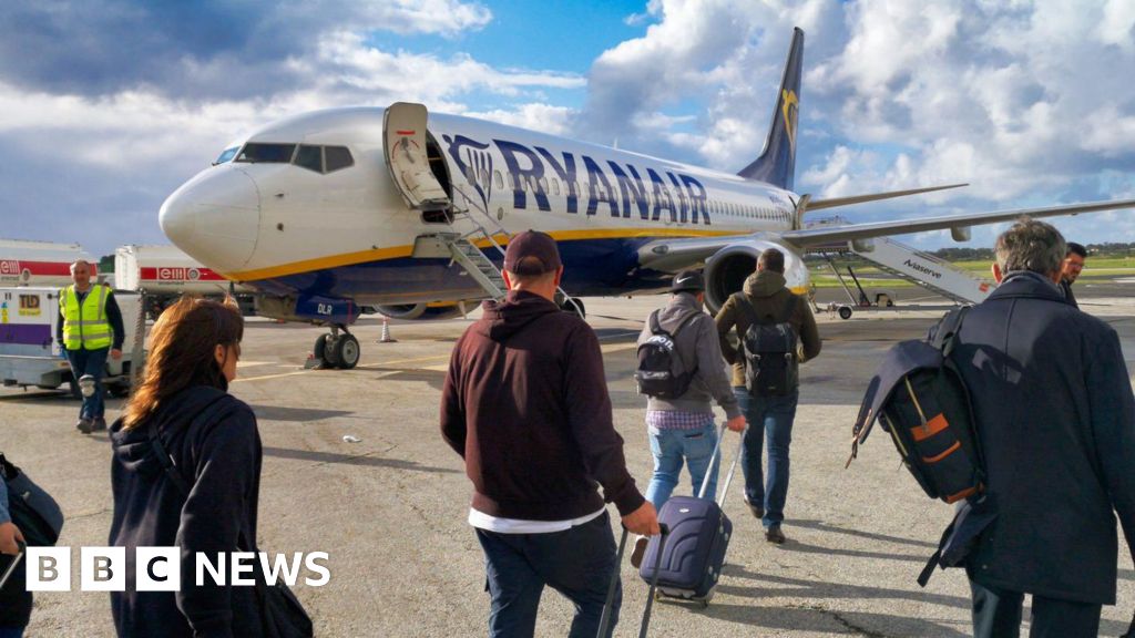 Featured image for Ryanair plans bonus increase for staff catching oversized luggage