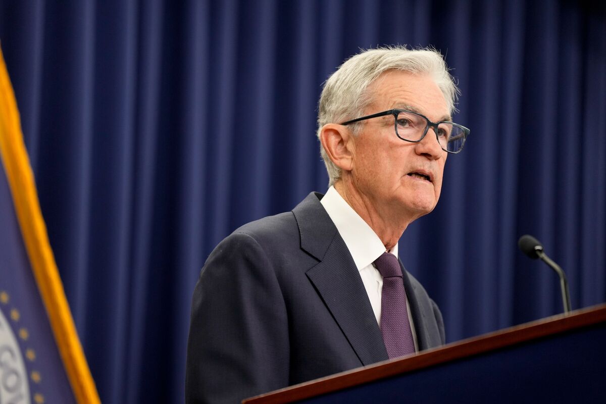 Powell Signals Caution Amid Rising Economic and Political Risks