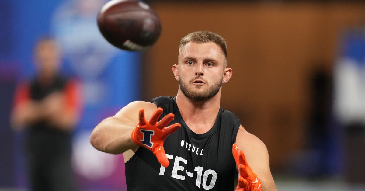 "Top Performers: Standout Tight Ends at NFL Combine"
