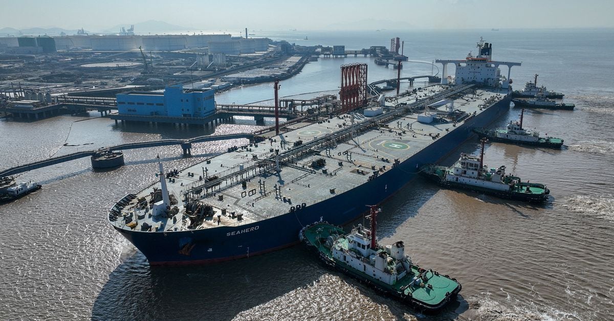 Oil prices fluctuate on US reserve refilling plan and supply concerns.