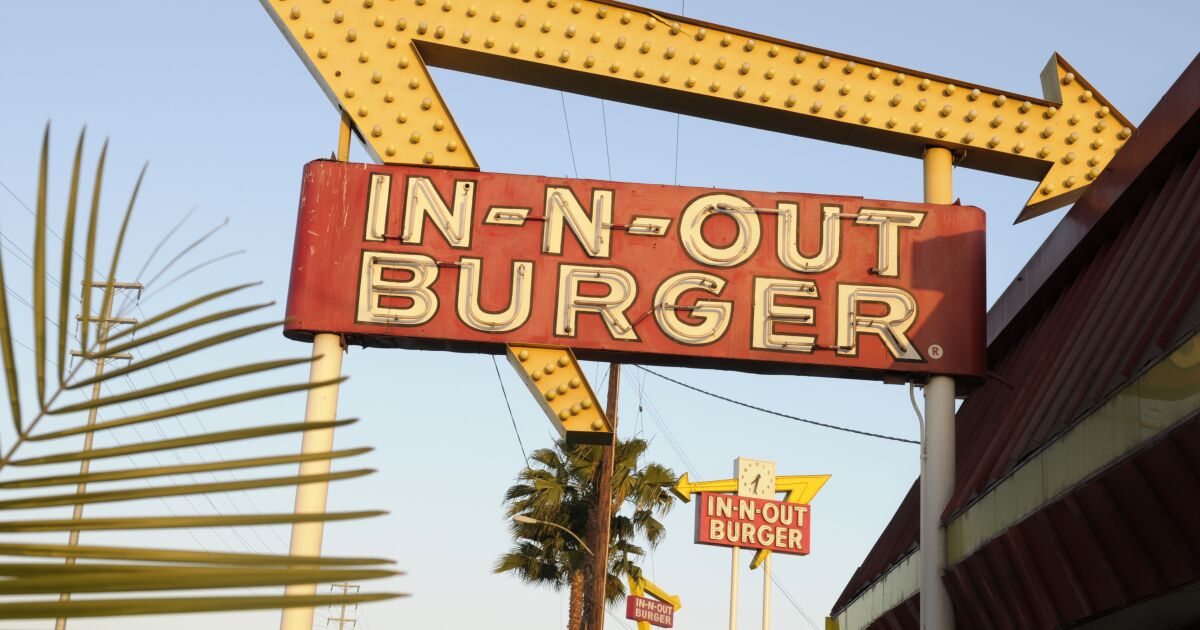 Mexican Imitation In-N-Out Draws Crowds with Authenticity