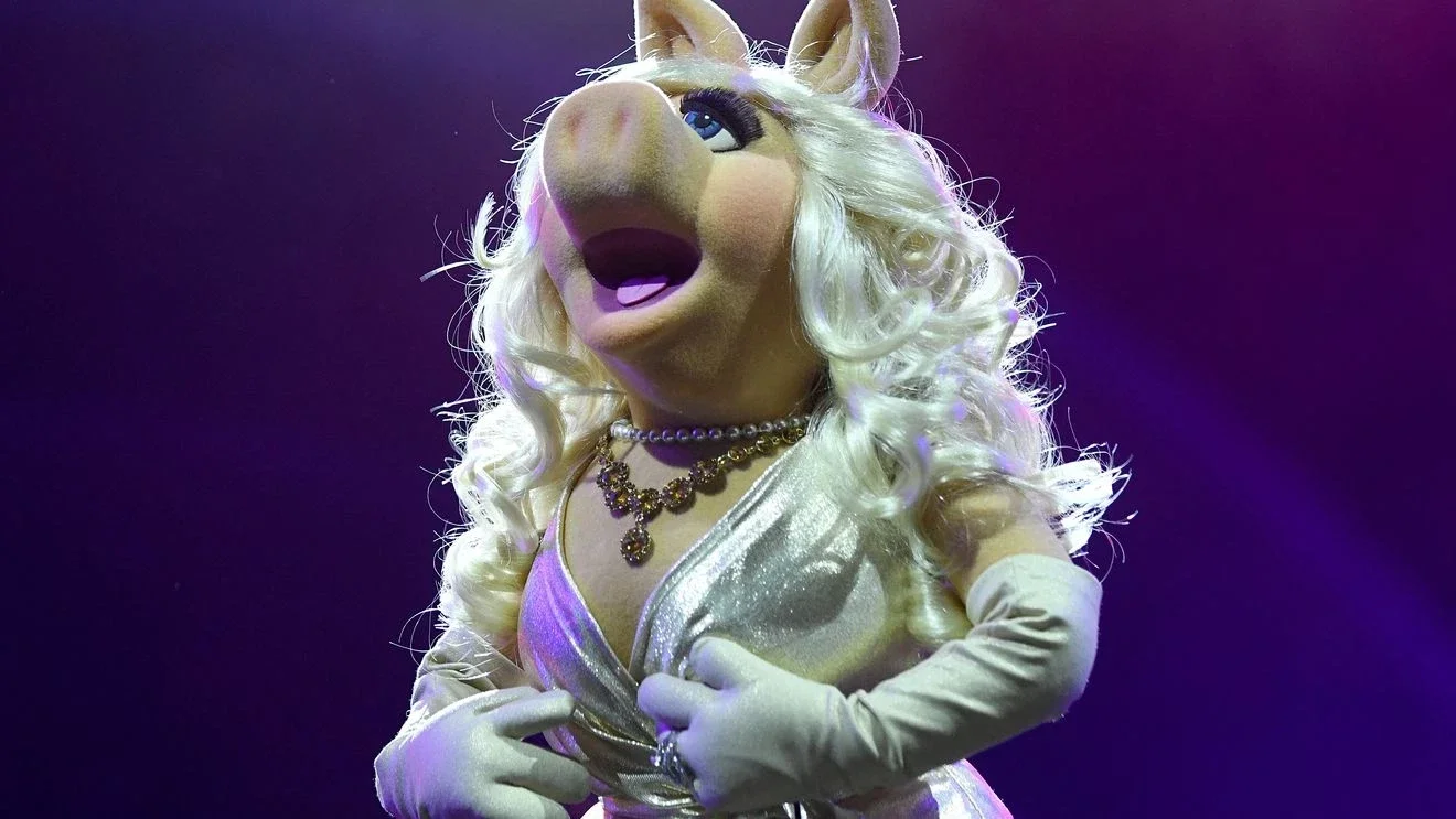 Miss Piggy plays along with Sabrina Carpenter's 'arrest' joke for Muppets special