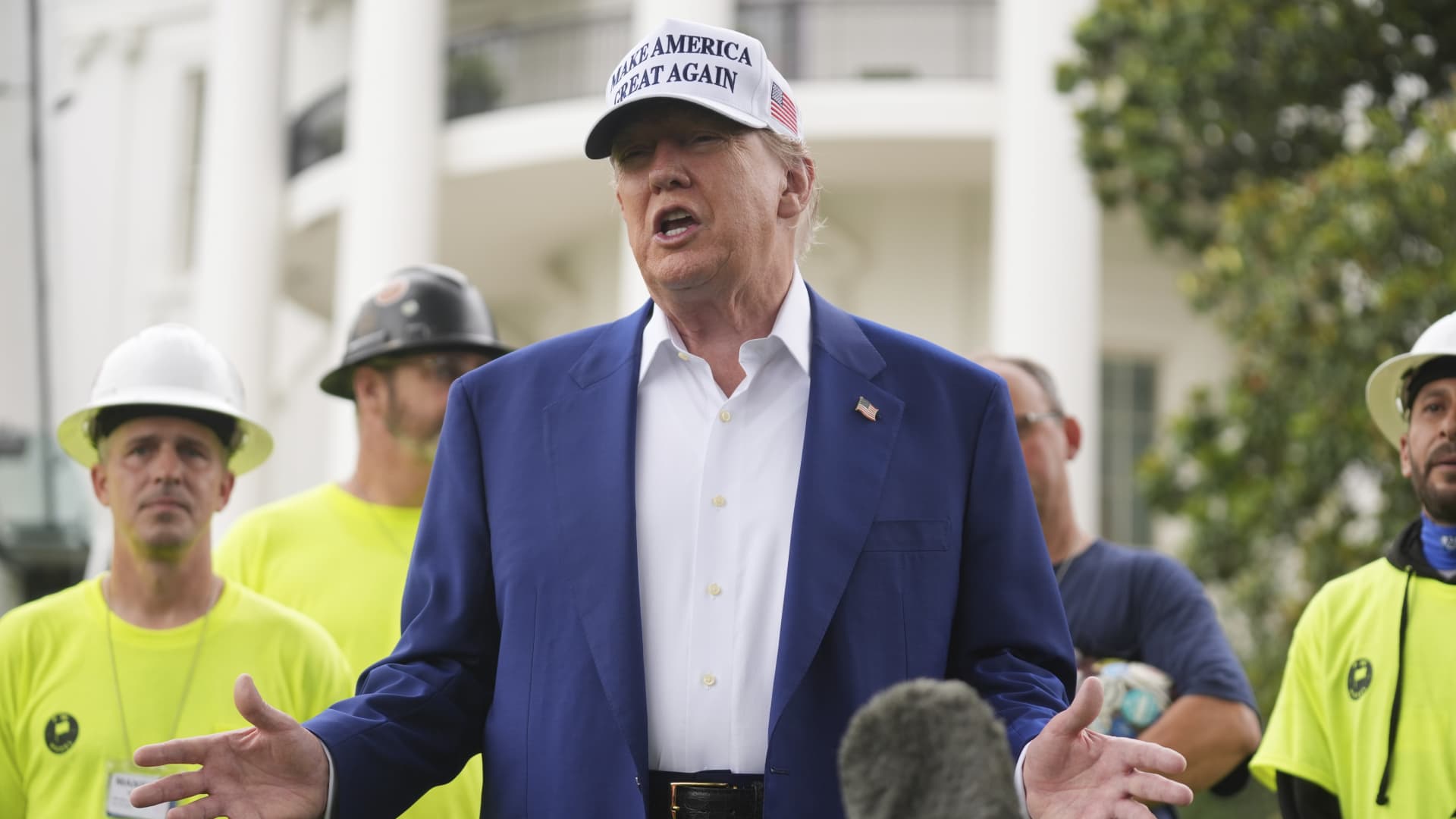 Trump criticizes Powell and hints at taking control of interest rate decisions