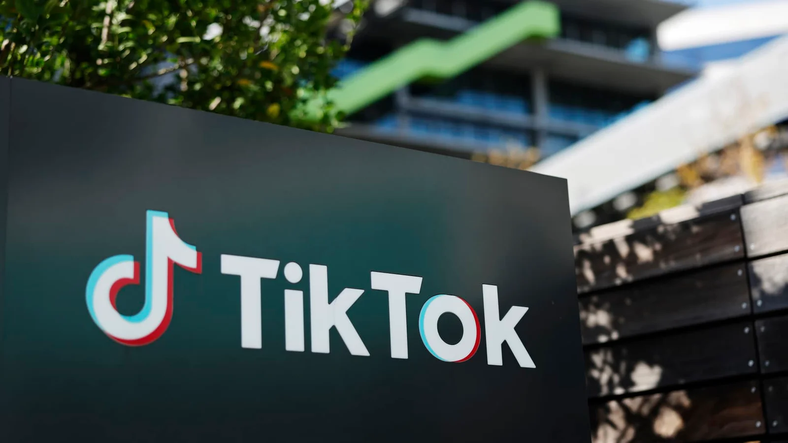 Power outage fuels TikTok censorship claims as U.S.-led ownership takes hold
