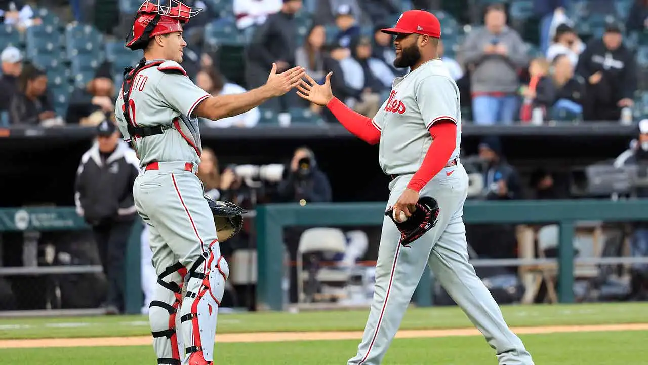 Phillies' bullpen dominates as they sweep doubleheader against White Sox.