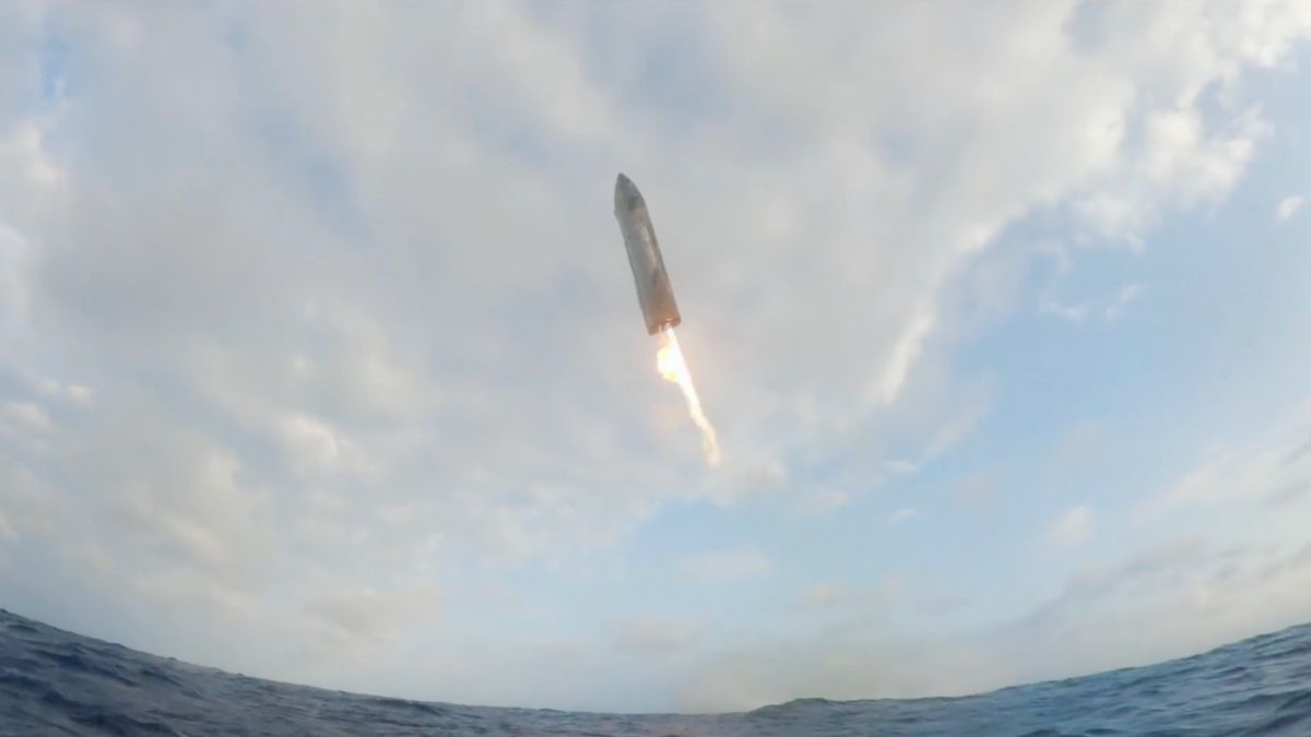 Featured image for SpaceX Starship's Sixth Flight Captured in Stunning Splashdown Video