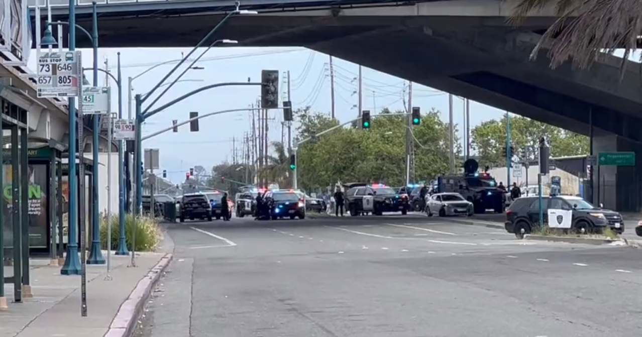 Police standoff forces closure of Oakland Coliseum BART station.