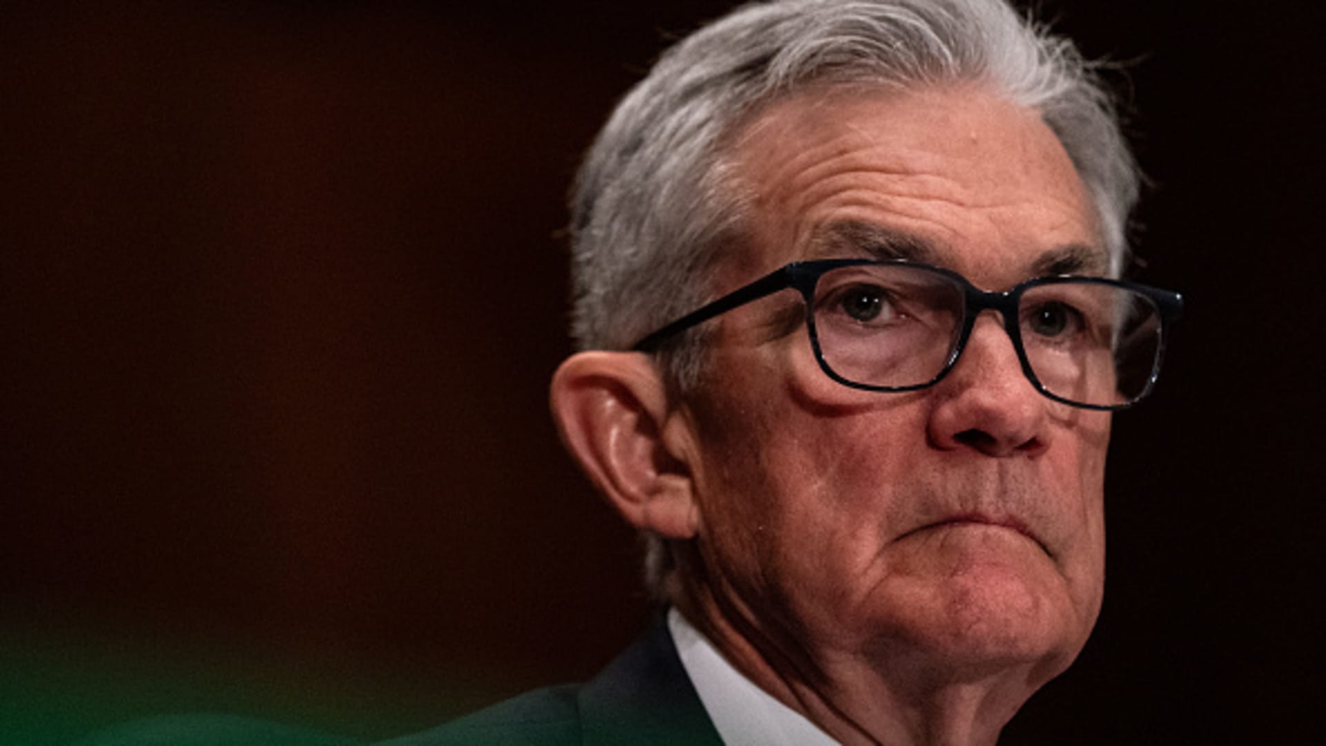"Predicting the Fed's Interest Rate Cuts: Insights from Investment Strategists and Bond Traders"