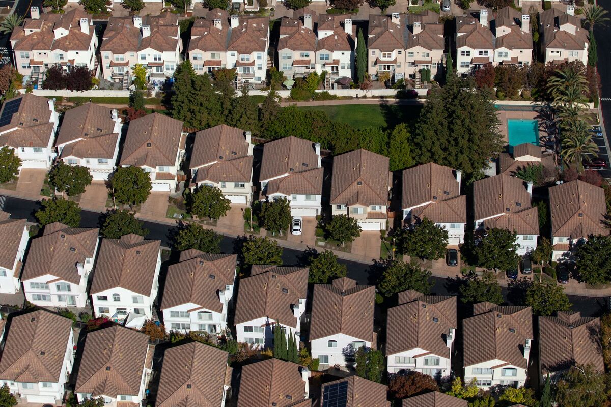 Mortgage Rates Fall, Sparking Surge in Homebuyer Demand