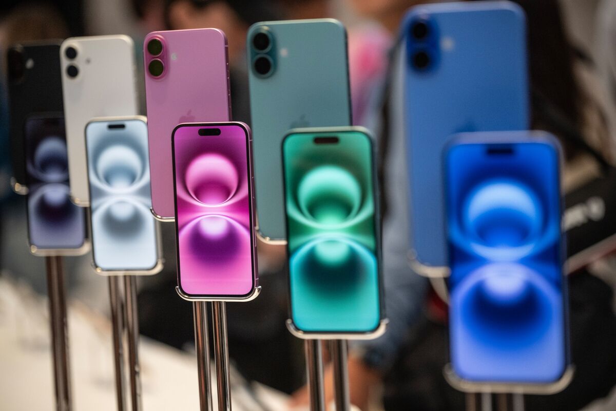 Featured image for Apple Faces Challenges in 2024 Smartphone Market Recovery