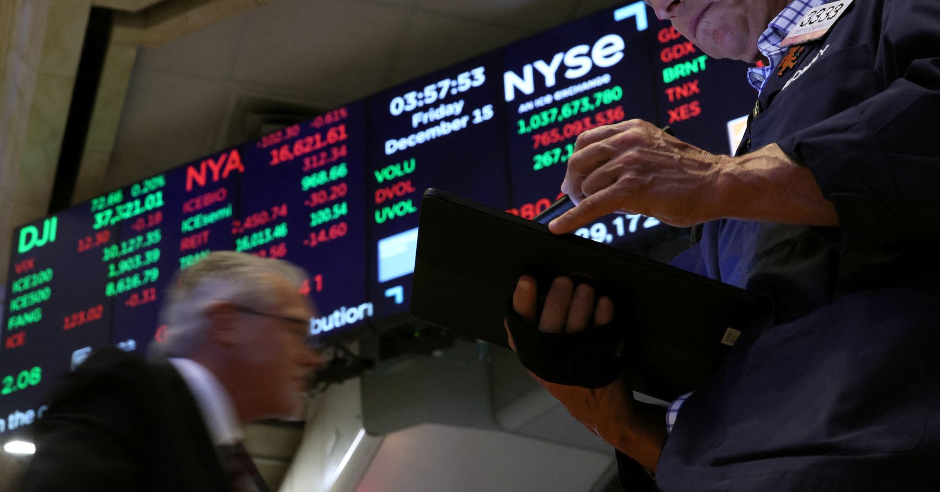 "AI Optimism Boosts Chipmakers, Drives S&P 500 and Nasdaq to Record Highs"