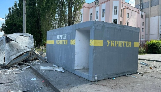 Russian shelling kills one and injures eight in Kherson, Ukraine.