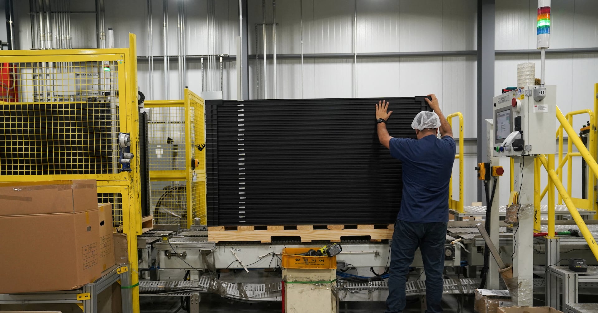 Featured image for "US Services Sector Sees Slower Input Price Increase as Private Payrolls Exceed Expectations in March"