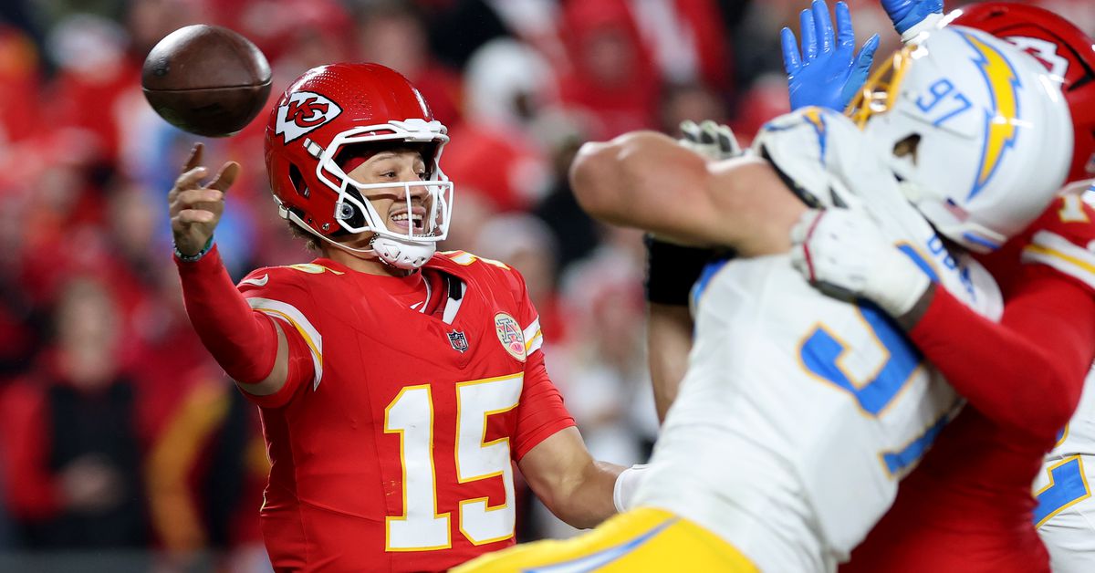 Chiefs vs Chargers: Live Updates, Predictions, and Best Bets for Sunday Night Showdown