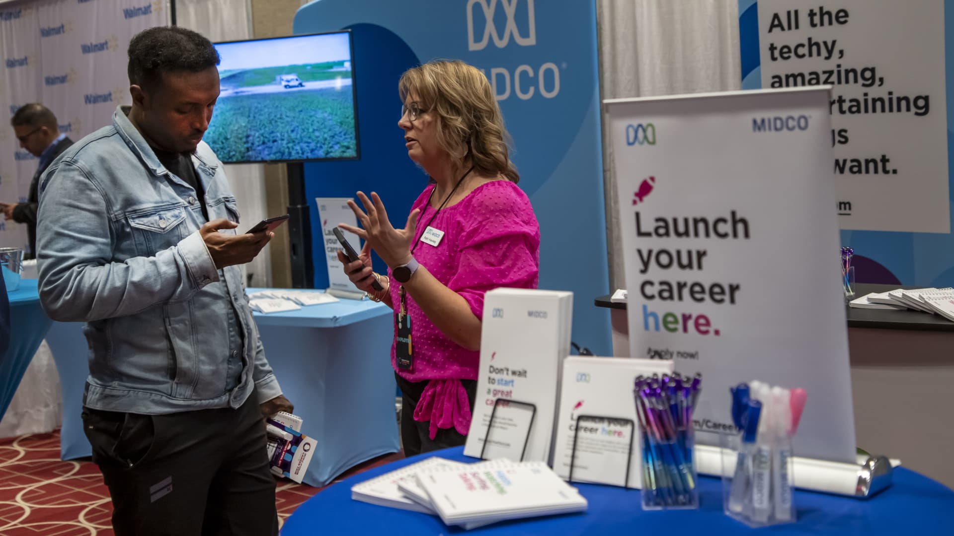 US Weekly Jobless Claims Hit 6-Month Low