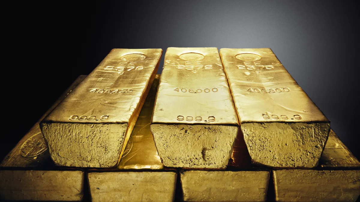 "Gold Reaches Record High of $2.1K Amid Mounting US Rate Cut Bets"