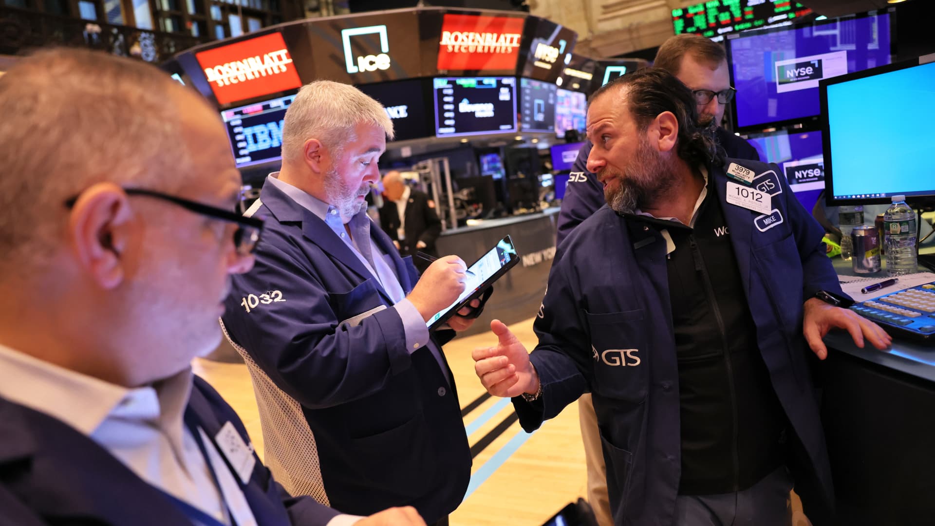 "Stock Market Today: Mixed Performance as Dow Falls Ahead of Inflation Data"