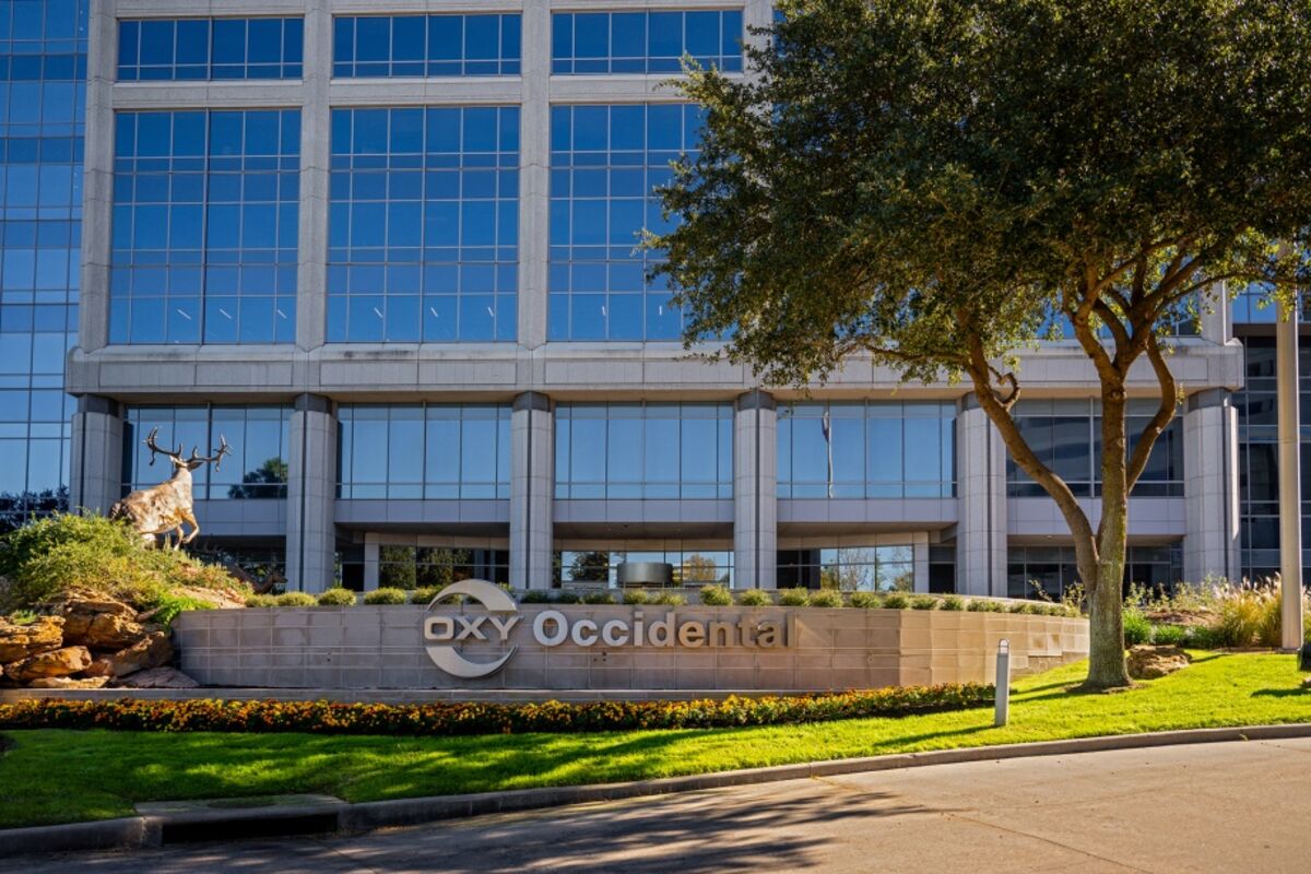 Featured image for Berkshire Hathaway Nears $10 Billion Deal for Occidental's OxyChem