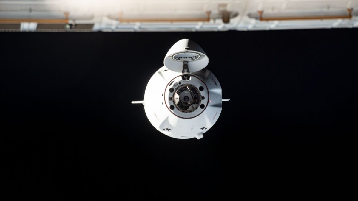 SpaceX Dragon sets new spaceflight records.