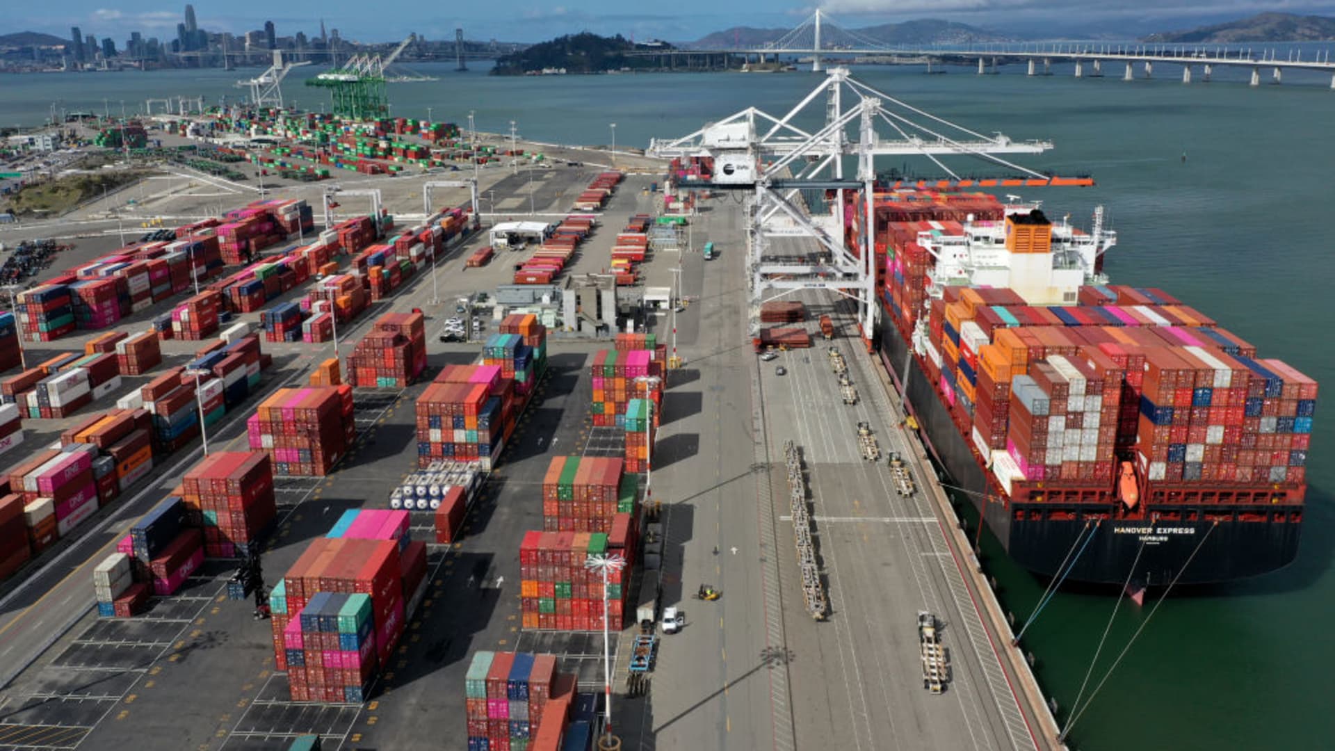 "Strong Growth: U.S. Economy Surpasses Expectations in 2023"