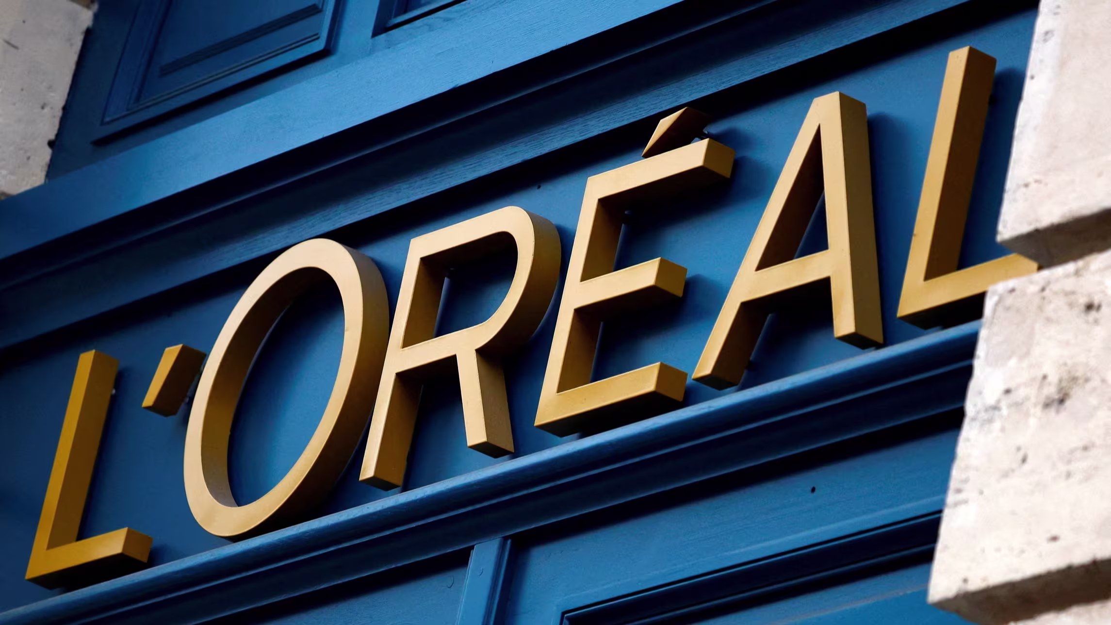 Featured image for France’s Credit Rating Downgraded Amid Political and Debt Concerns