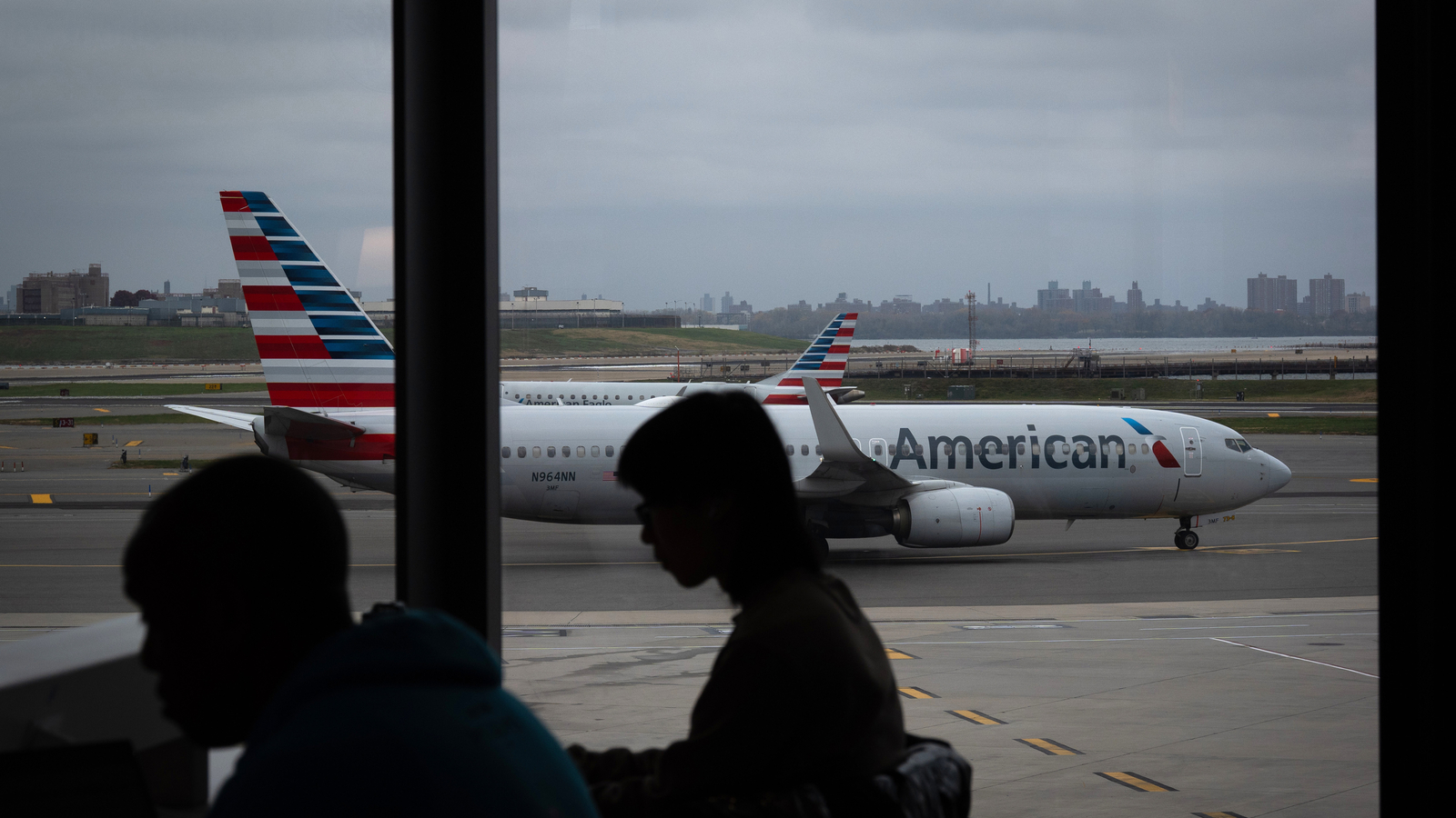 U.S. Flight Disruptions Persist Amid Shutdown and Staffing Issues