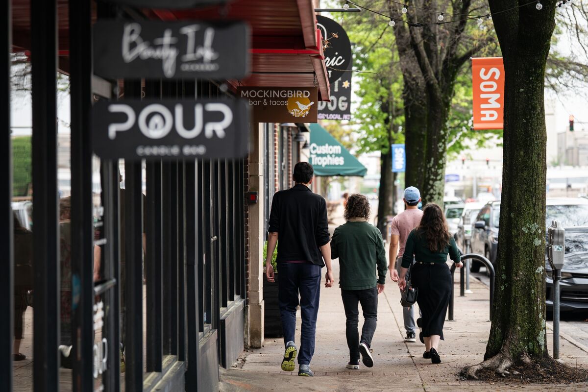 Featured image for US Consumer Sentiment Dips Amid Rising Economic Concerns