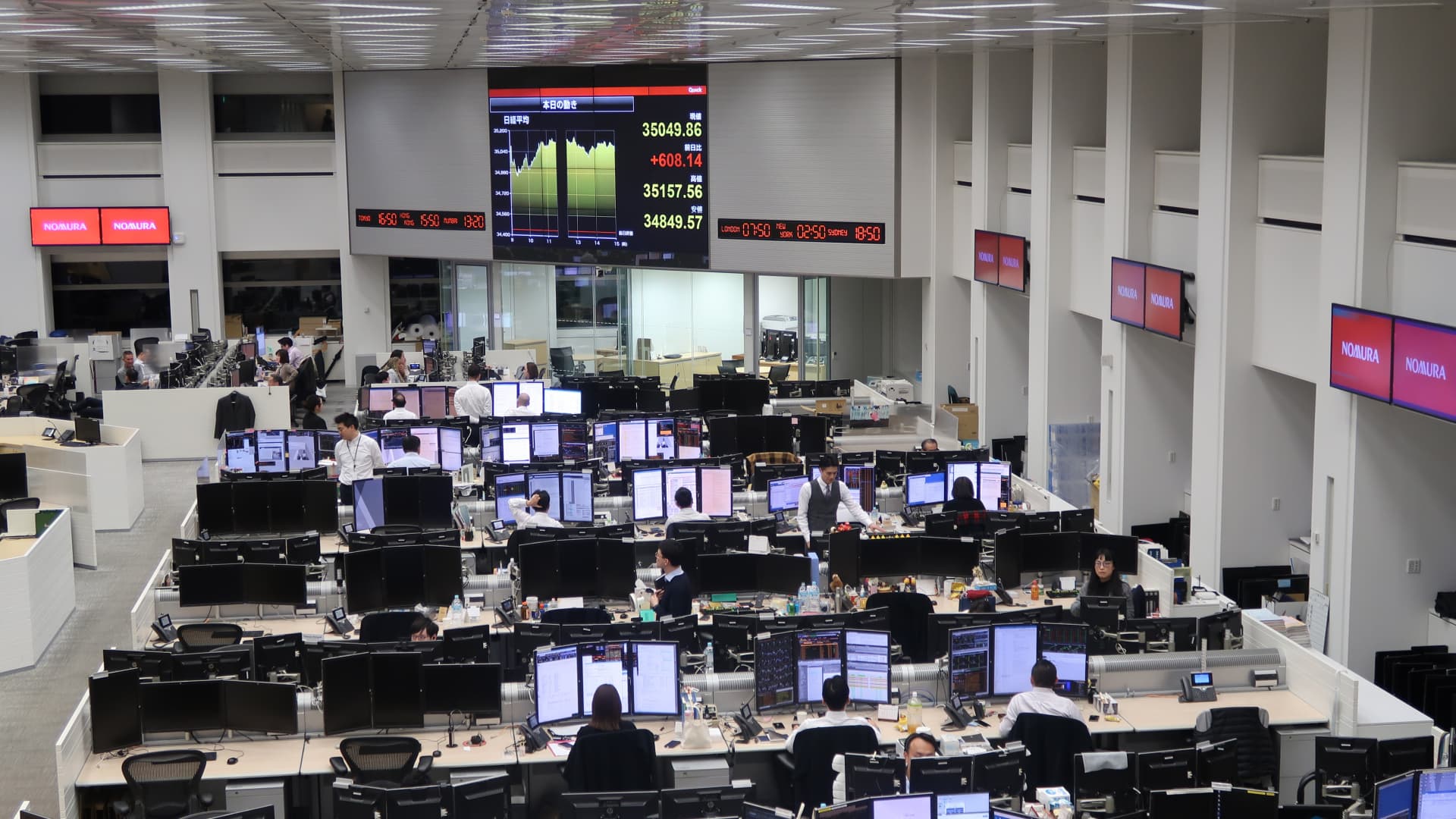 Featured image for "Nikkei 225 Breaks 40,000 Barrier on Tech and China Meeting Expectations"