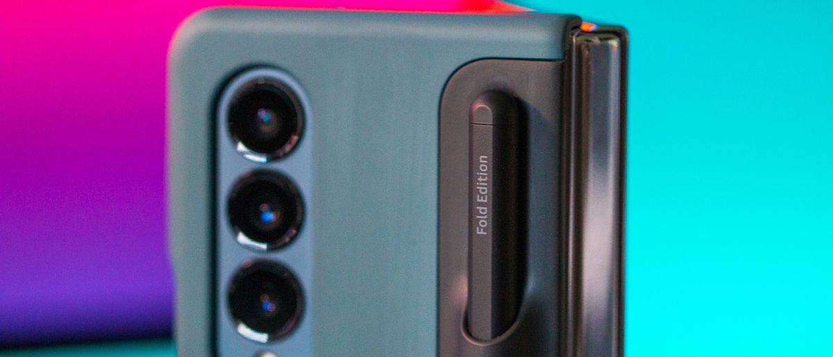 Featured image for "Samsung Galaxy Z Fold 4: Reviews, Issues, and Accessories"