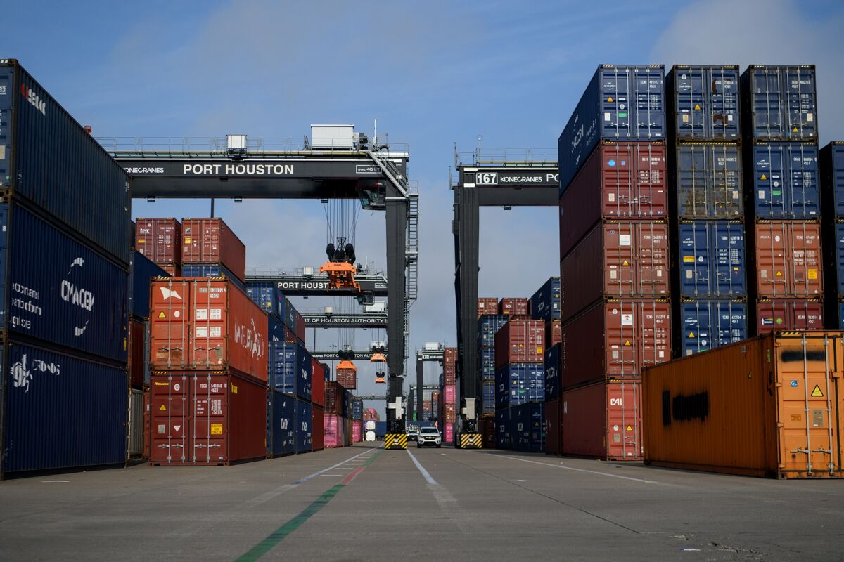 Markets React as US Tariff Deadline Approaches