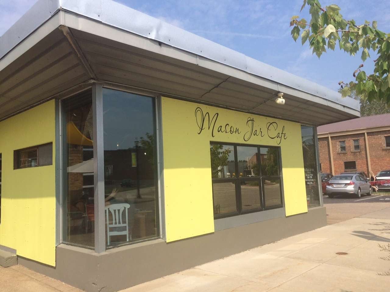 Featured image for "Customer's $10,000 Tip Shocks Michigan Restaurant Staff"