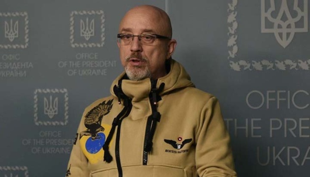 Featured image for Ukrainian Pilots Set to Begin F-16 Training in July, Says Minister Reznikov.