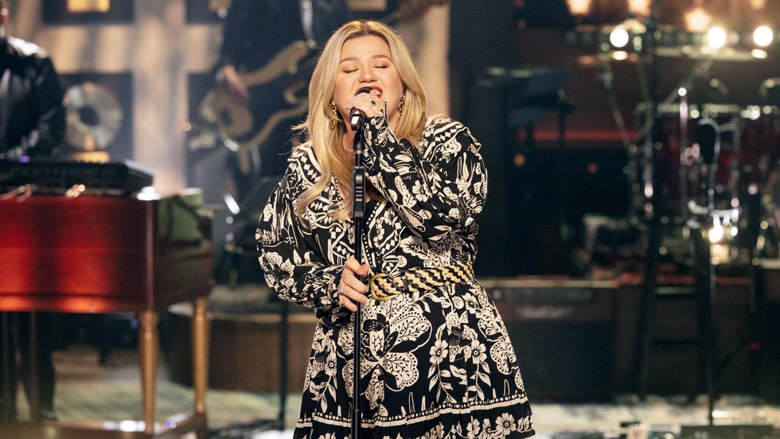 Kelly Clarkson and Charles Esten rock out to Bruce Springsteen's "Glory Days" in latest duet.